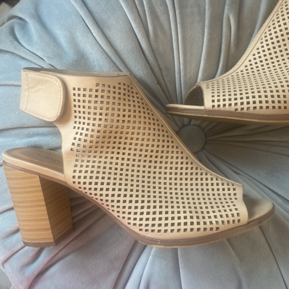 - Cambridge Select Bootie Chunky Heels shoes size 7 like new! 🎀 - Picture 5 of 9